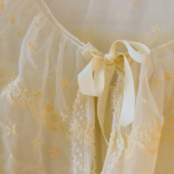 VINTAGE VICTORIAN STYLE CREAM ROBE - Picture 2 of 8